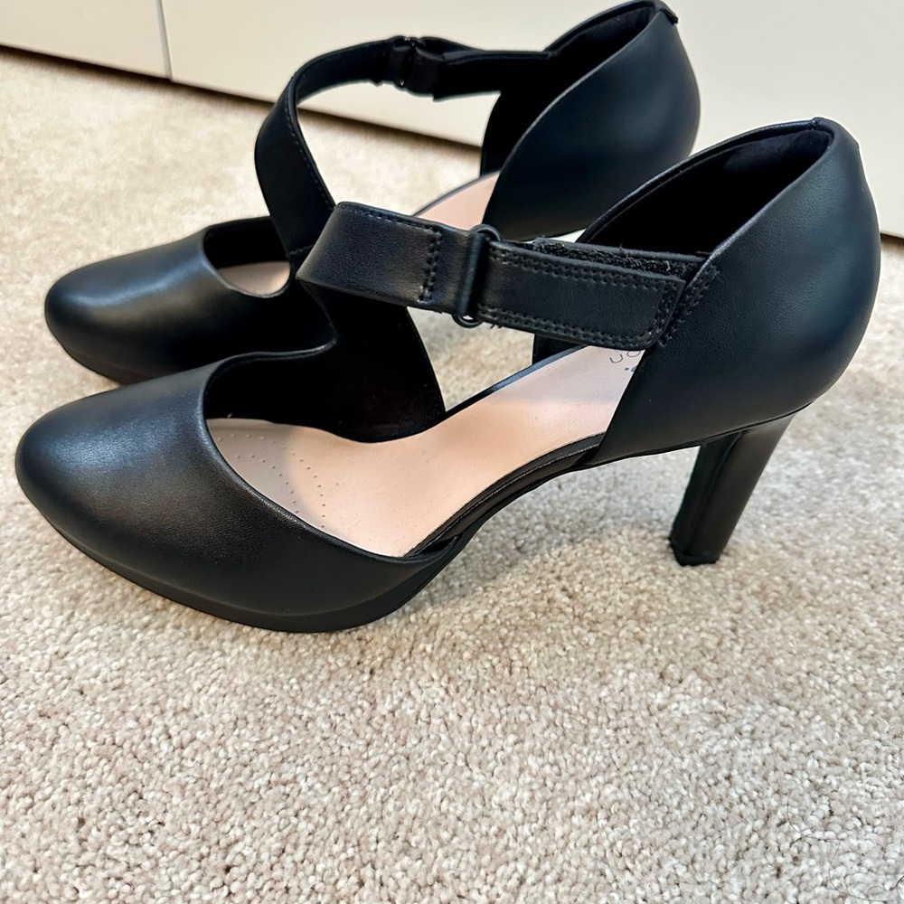 Ambyr Glow Pump by Clarks - Size 9 NEW